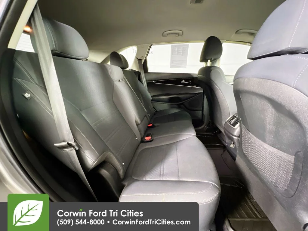 Used 2019 Titanium Silver Kia L image 16