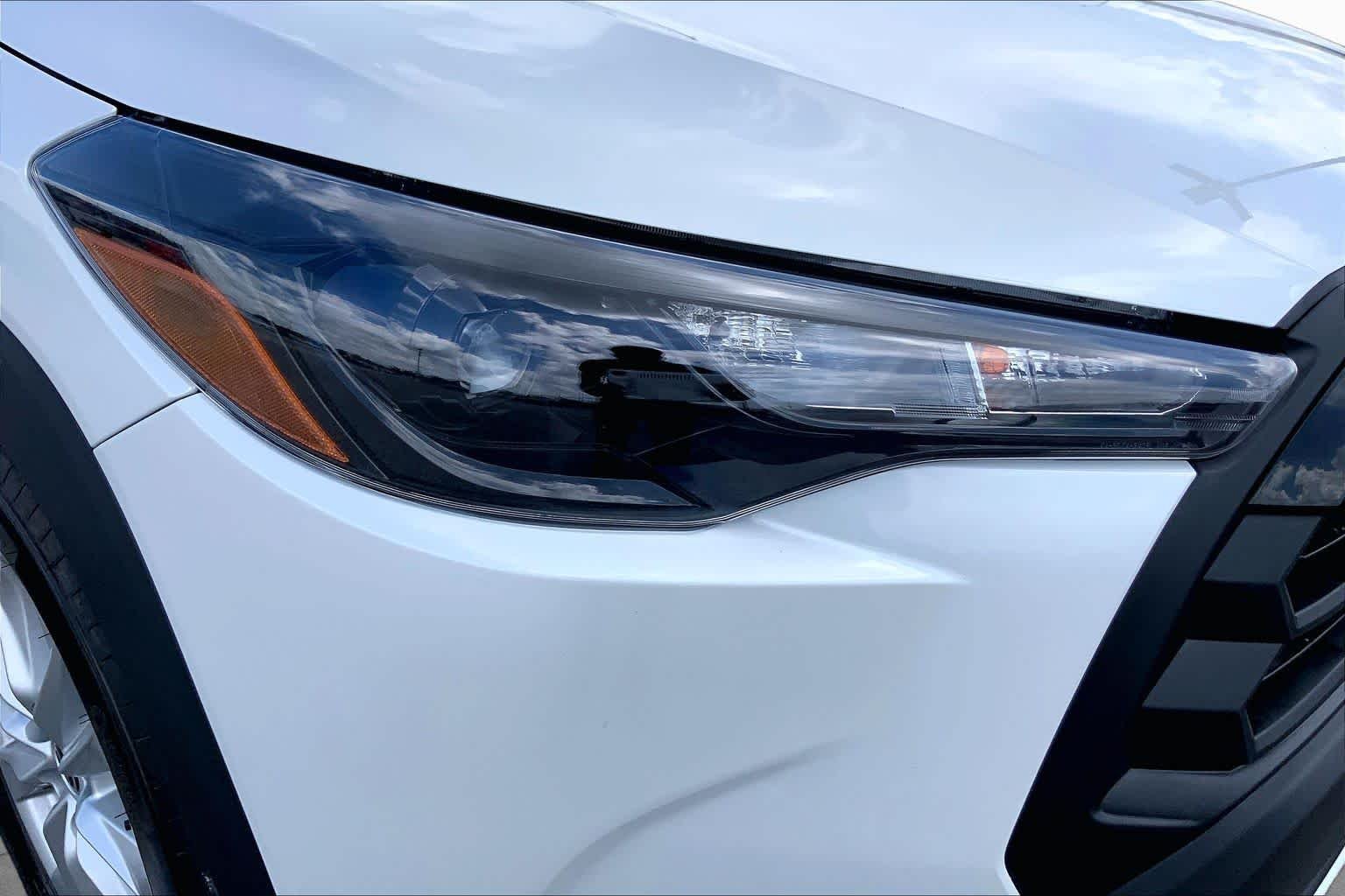 Used 2026 Wind Chill Pearl Toyota LE image 27