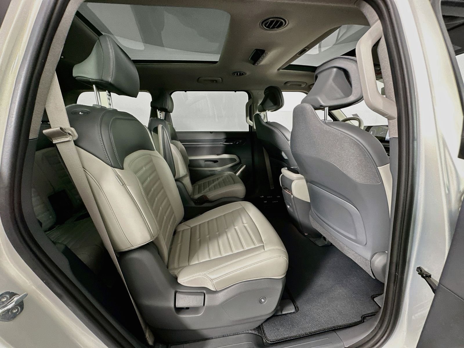 Used 2024 Ivory Silver Kia Land image 30