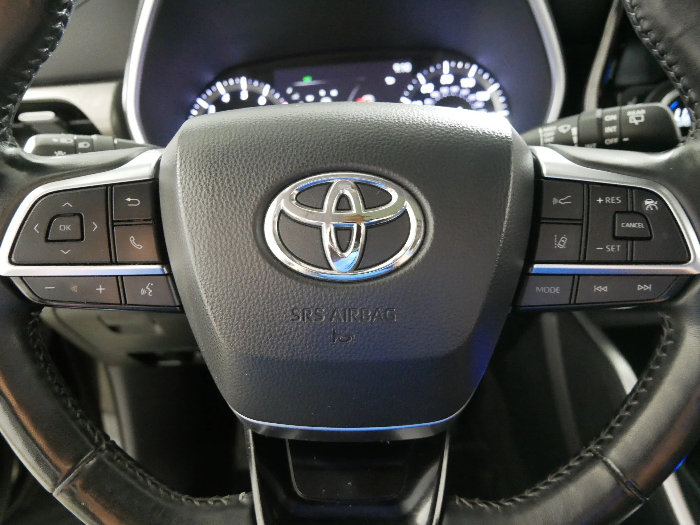 Used 2020 Opulent Amber Toyota XLE image 25