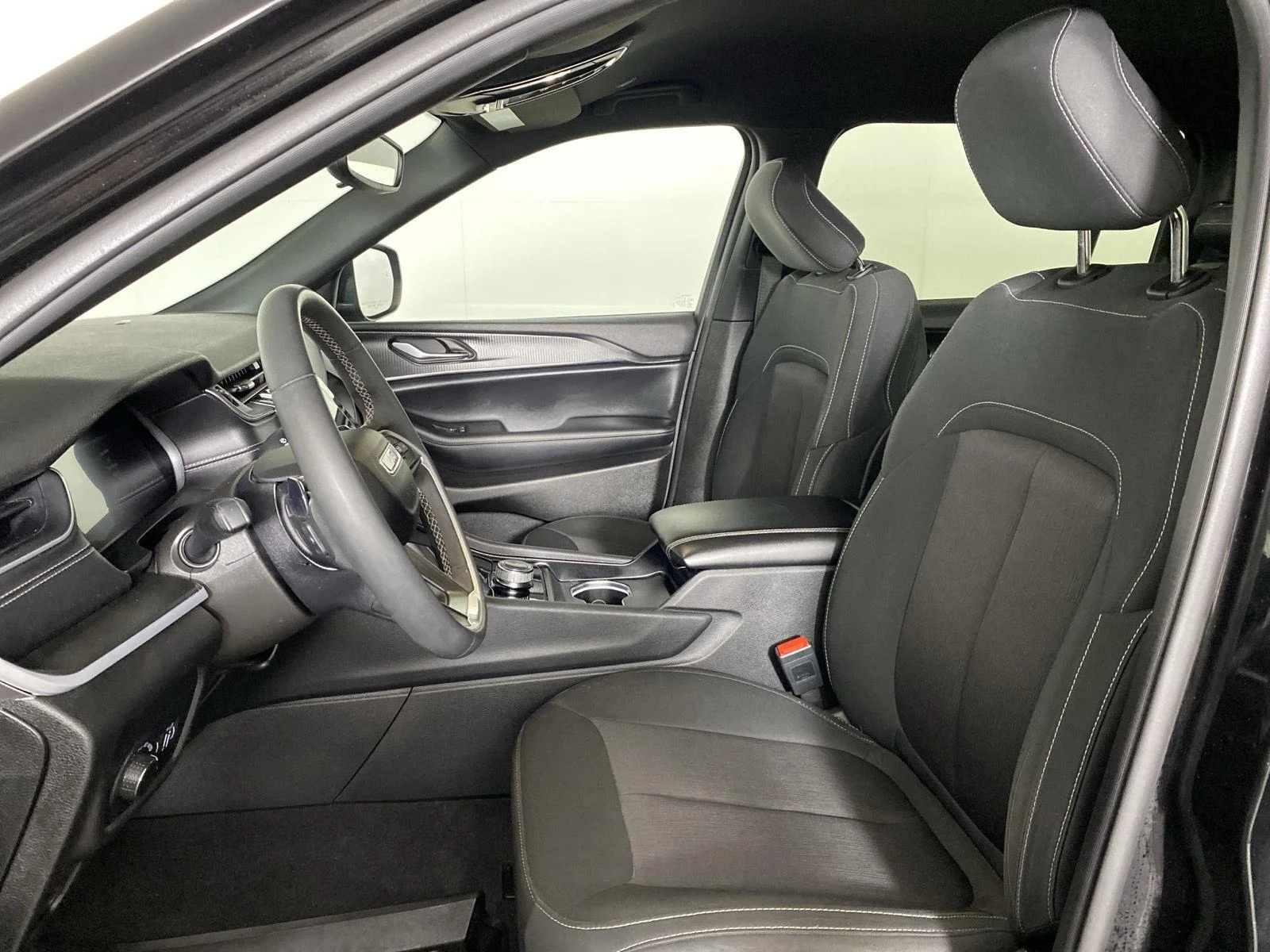Used 2024 Diamond Black Crystal Pearlcoat Jeep Laredo image 10