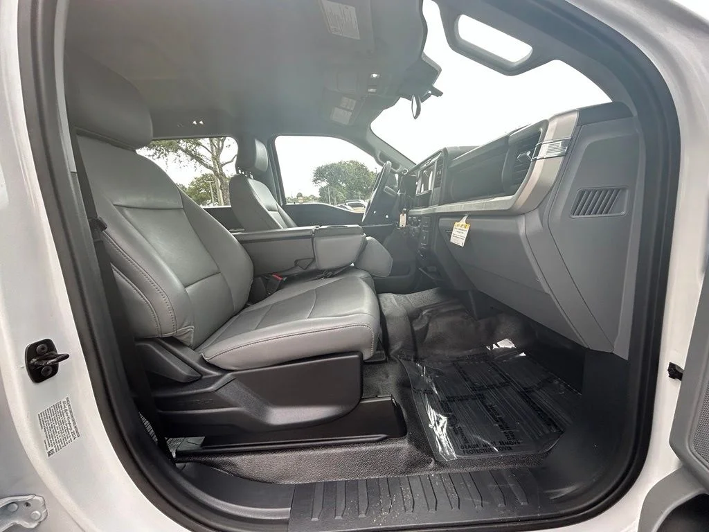 Used 2025 Oxford White Ford XL image 25