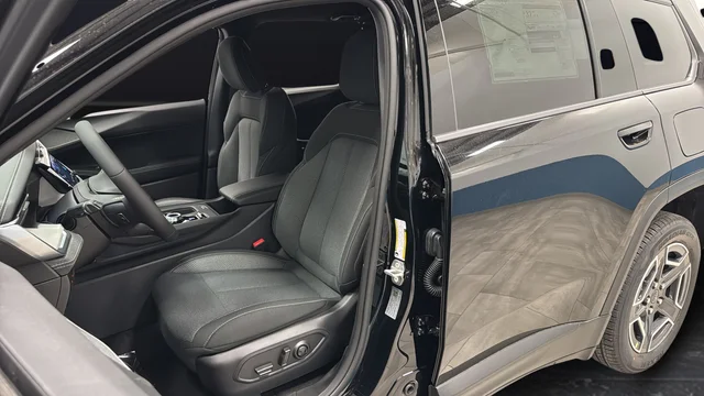 New 2026 Diamond Black Crystal Pearl-Coat Exterior Paint Jeep Laredo image 9