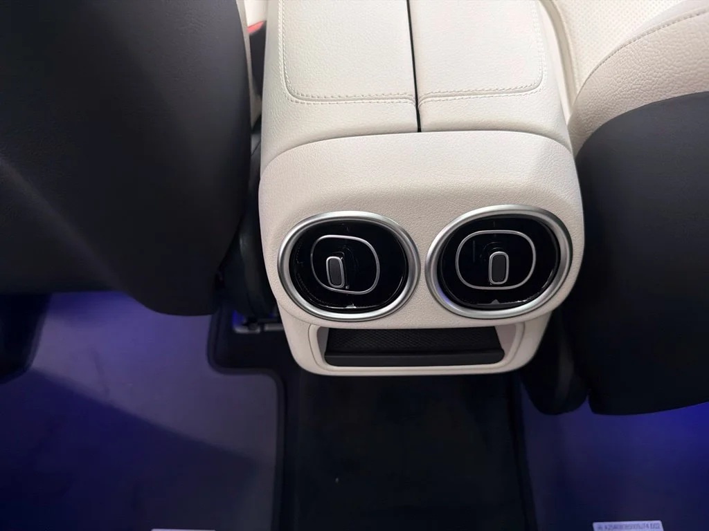 New 2027 White Mercedes-Benz GLC 300 image 24