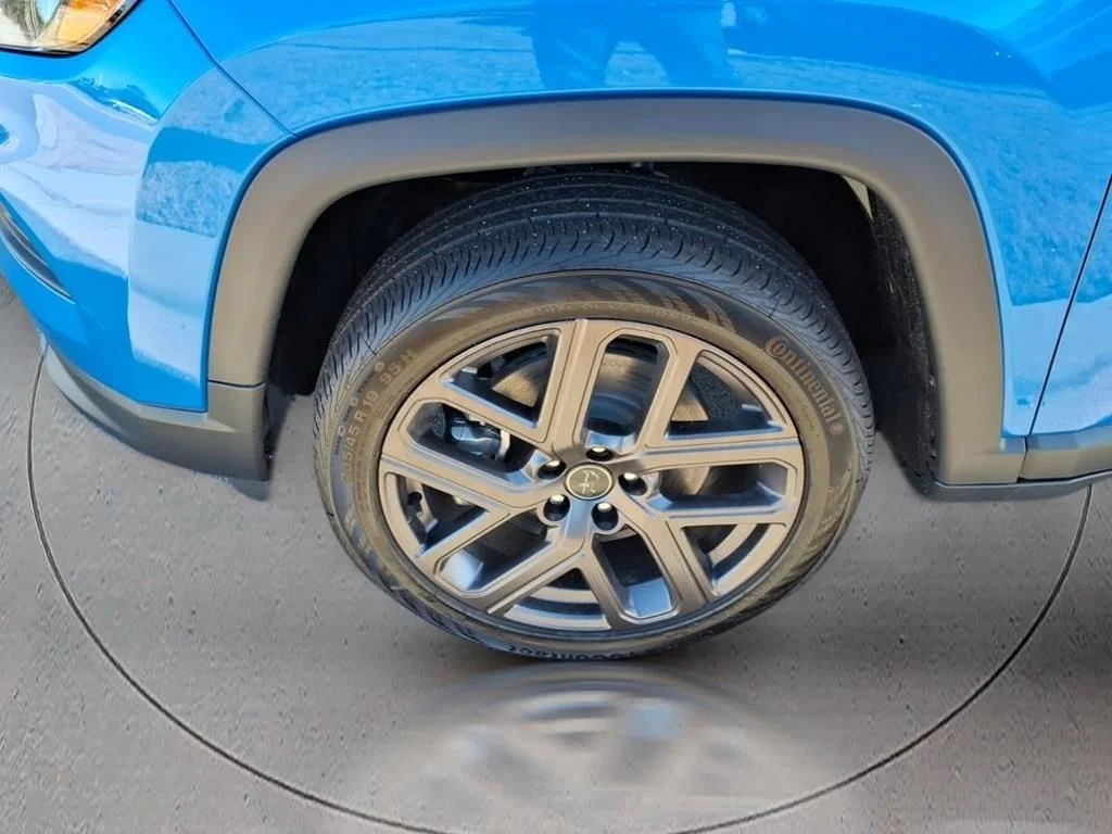 New 2026 Hydro Blue Pearlcoat Jeep Latitude image 4