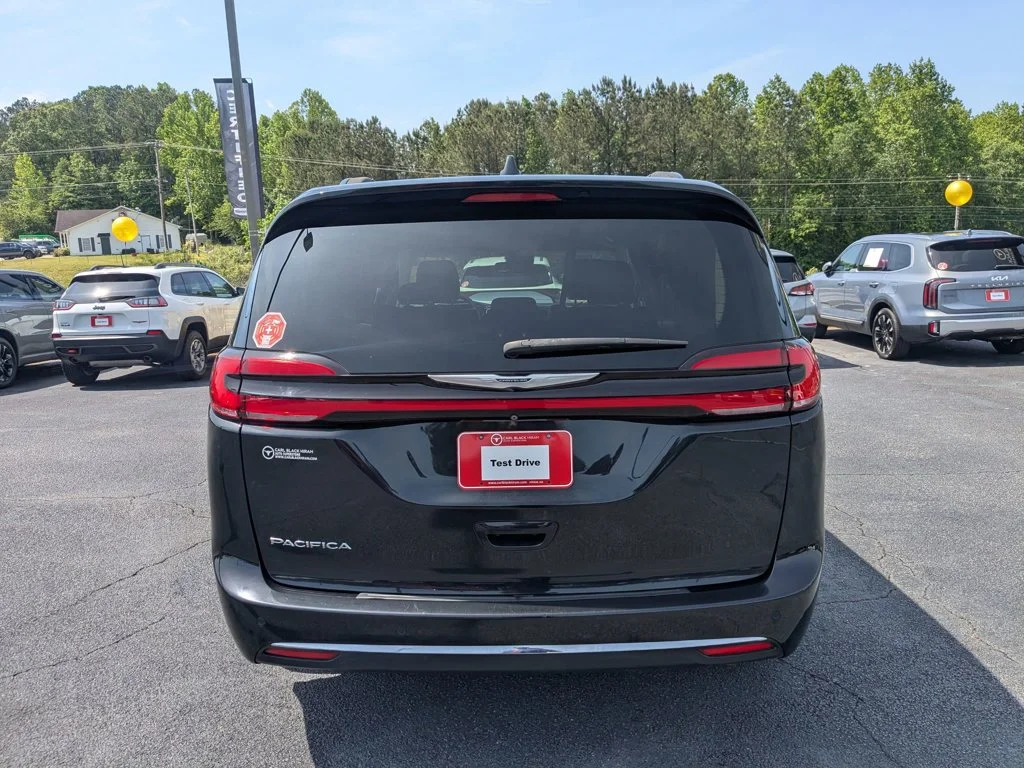 Used 2022 Brilliant Black Crystal Pearlcoat Chrysler Touring L image 6