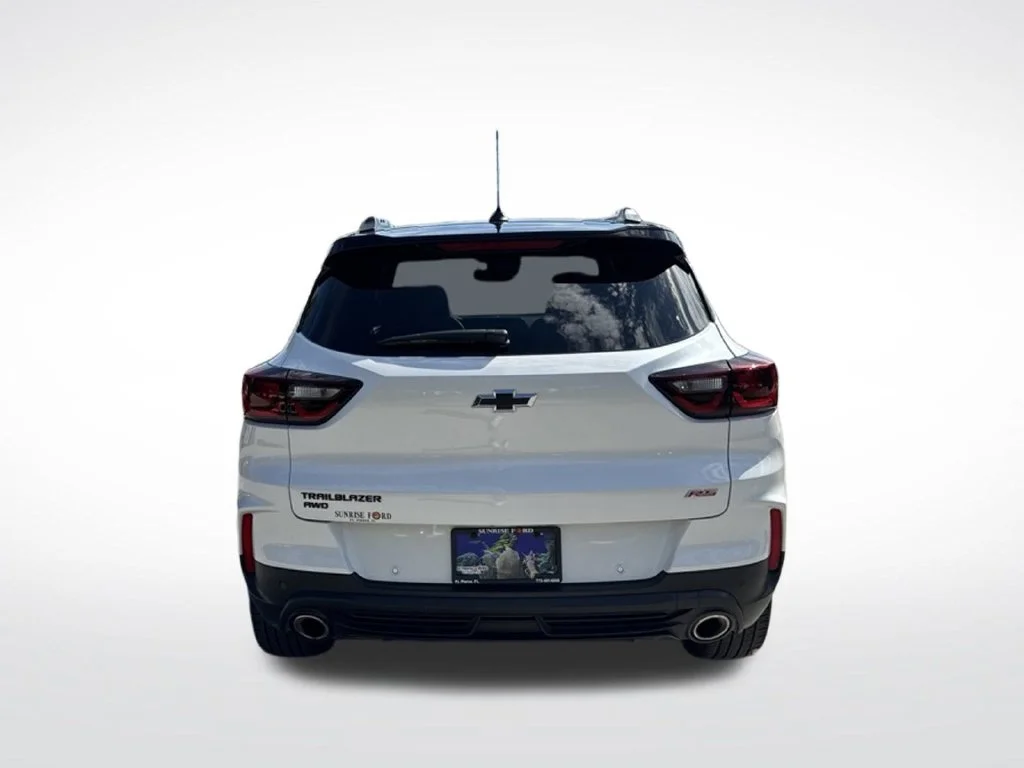 Used 2025 Pearl Chevrolet RS image 7