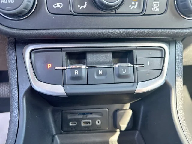 Used 2024 White GMC SLT image 18