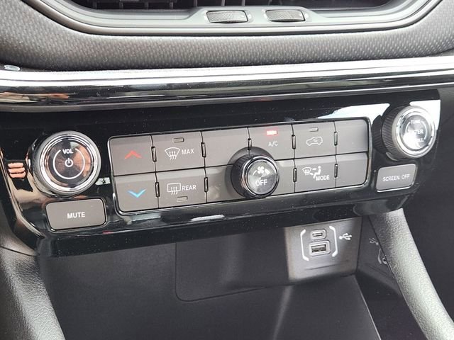 New 2026 Bright White Clear-Coat Exterior Paint Jeep Latitude image 18