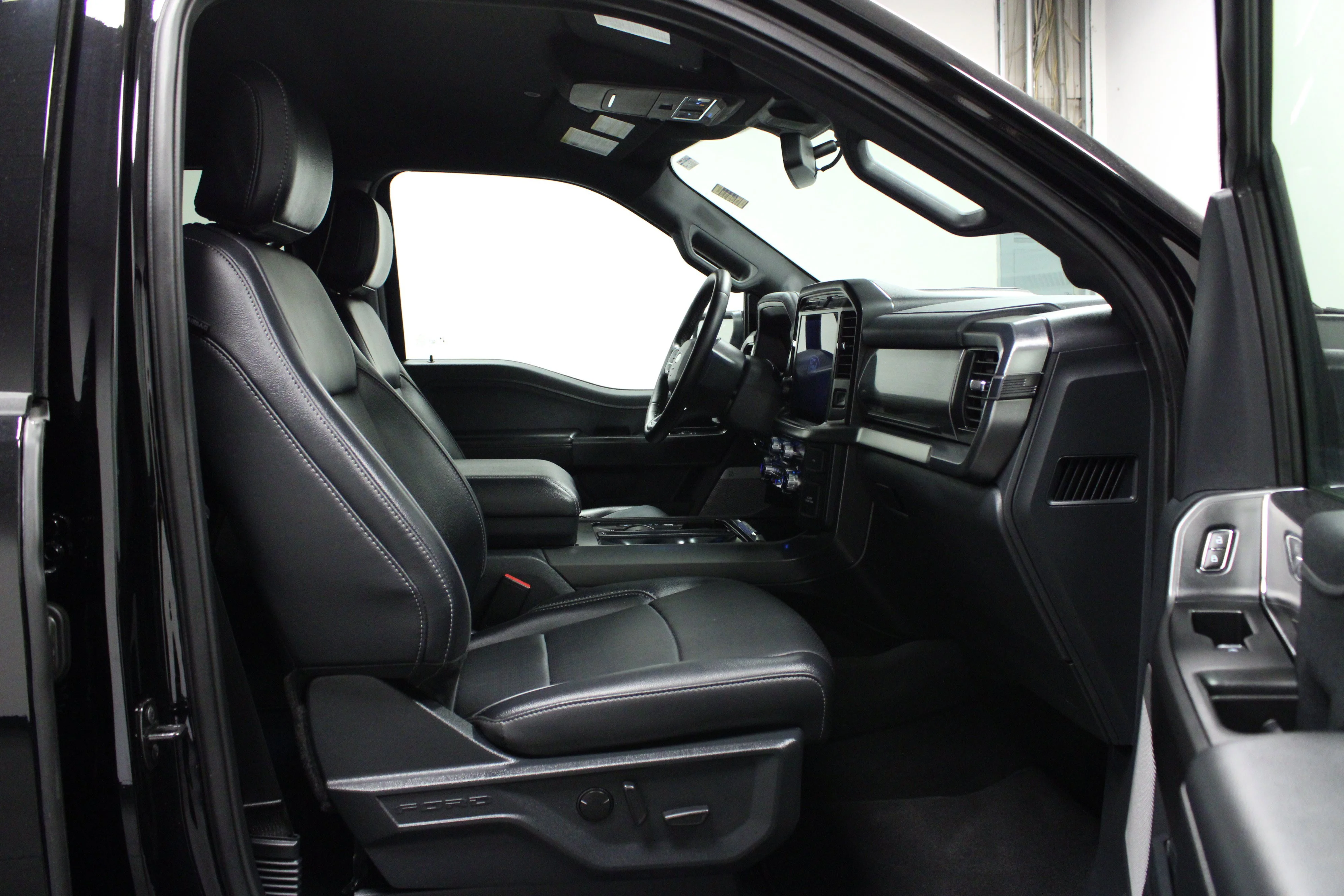 Used 2025 Agate Black Metallic Ford LARIAT image 16