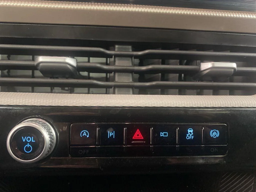 Used 2025 Vapor Blue Ford Active image 4