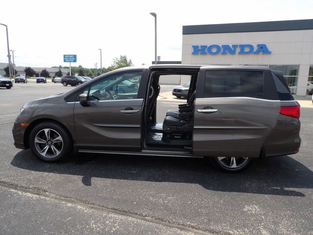 Used 2020 Pacific Pewter Metallic Honda Touring image 47