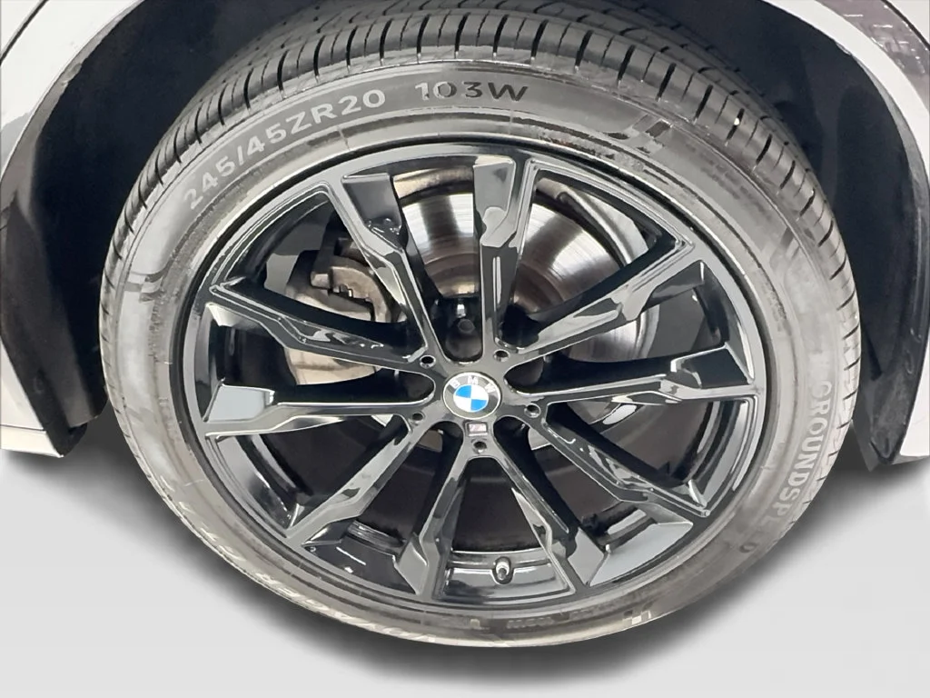 Used 2025 Gray BMW xDrive30i image 16
