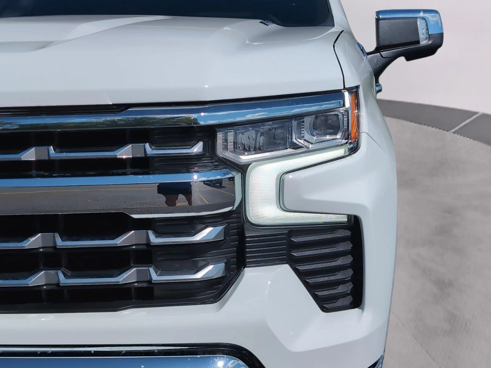 Used 2025 Summit White Chevrolet LTZ image 12