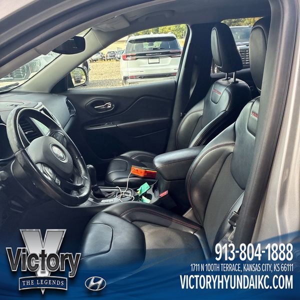 Used 2019 Silver Jeep Trailhawk image 5