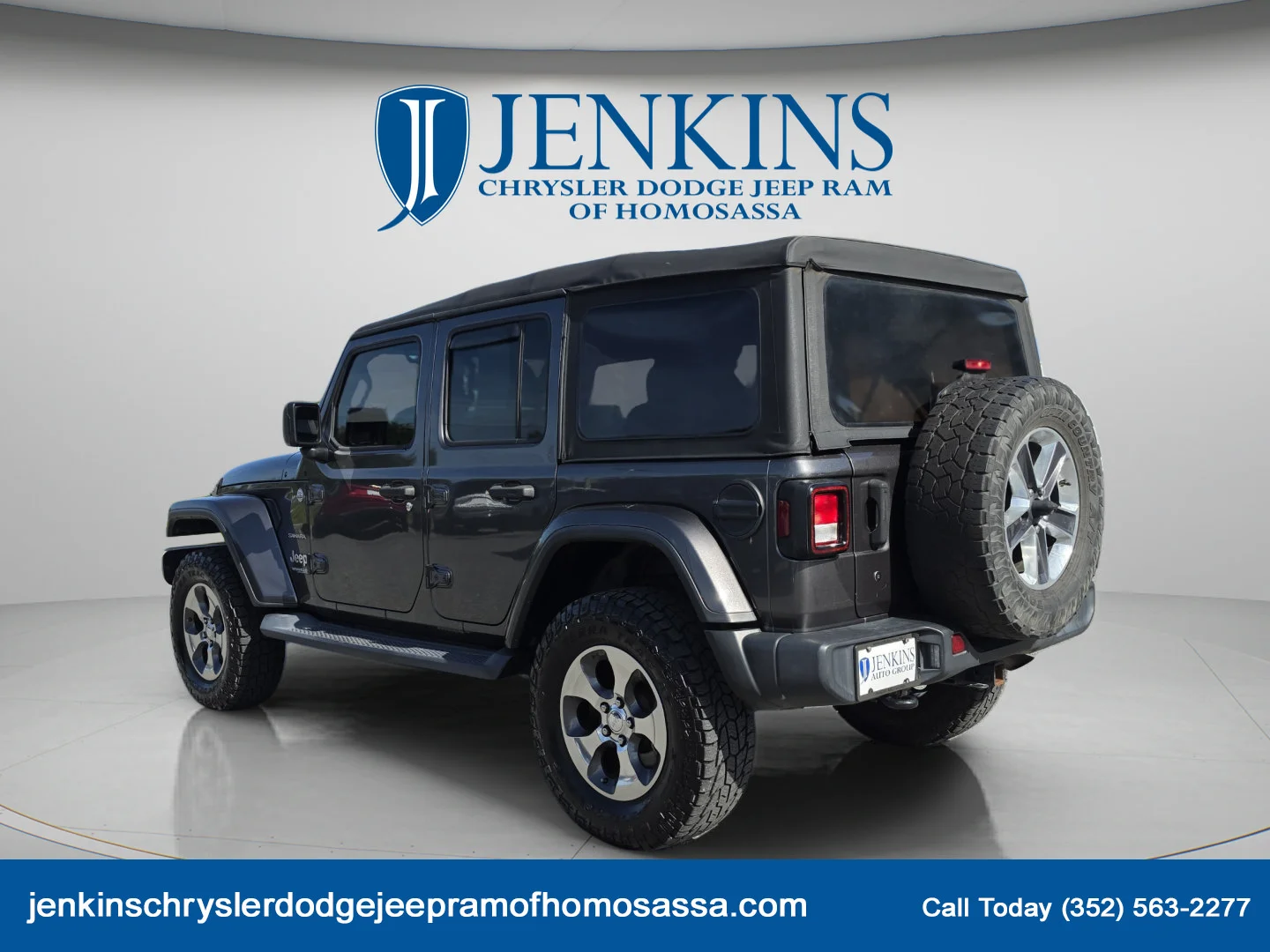 Used 2018 Granite Crystal Metallic Clearcoat Jeep Sahara image 7