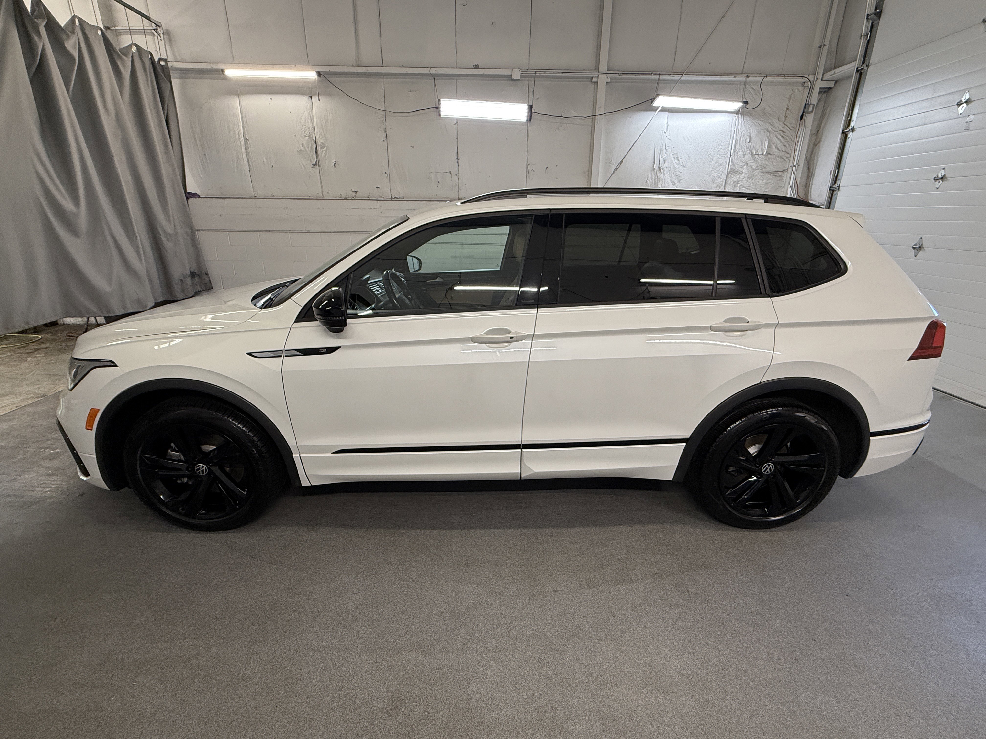 Used 2023 Opal White Pearl Volkswagen SE R-Line Black image 5