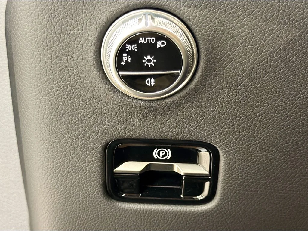 Used 2025  Mercedes-Benz GLC 300 image 11