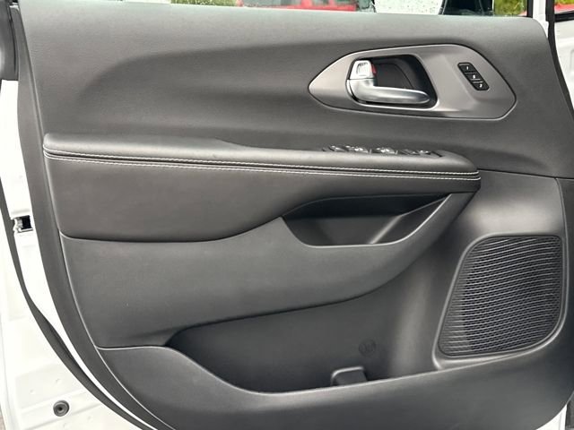 New 2026 Bright White Clear-Coat Exterior Paint Chrysler Select image 19