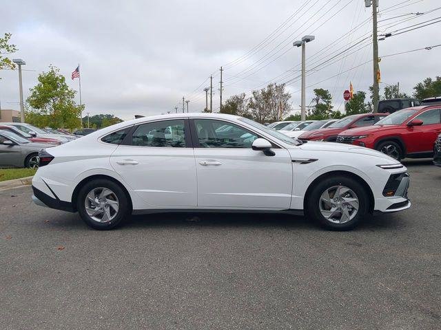New 2026 White Hyundai SE image 4