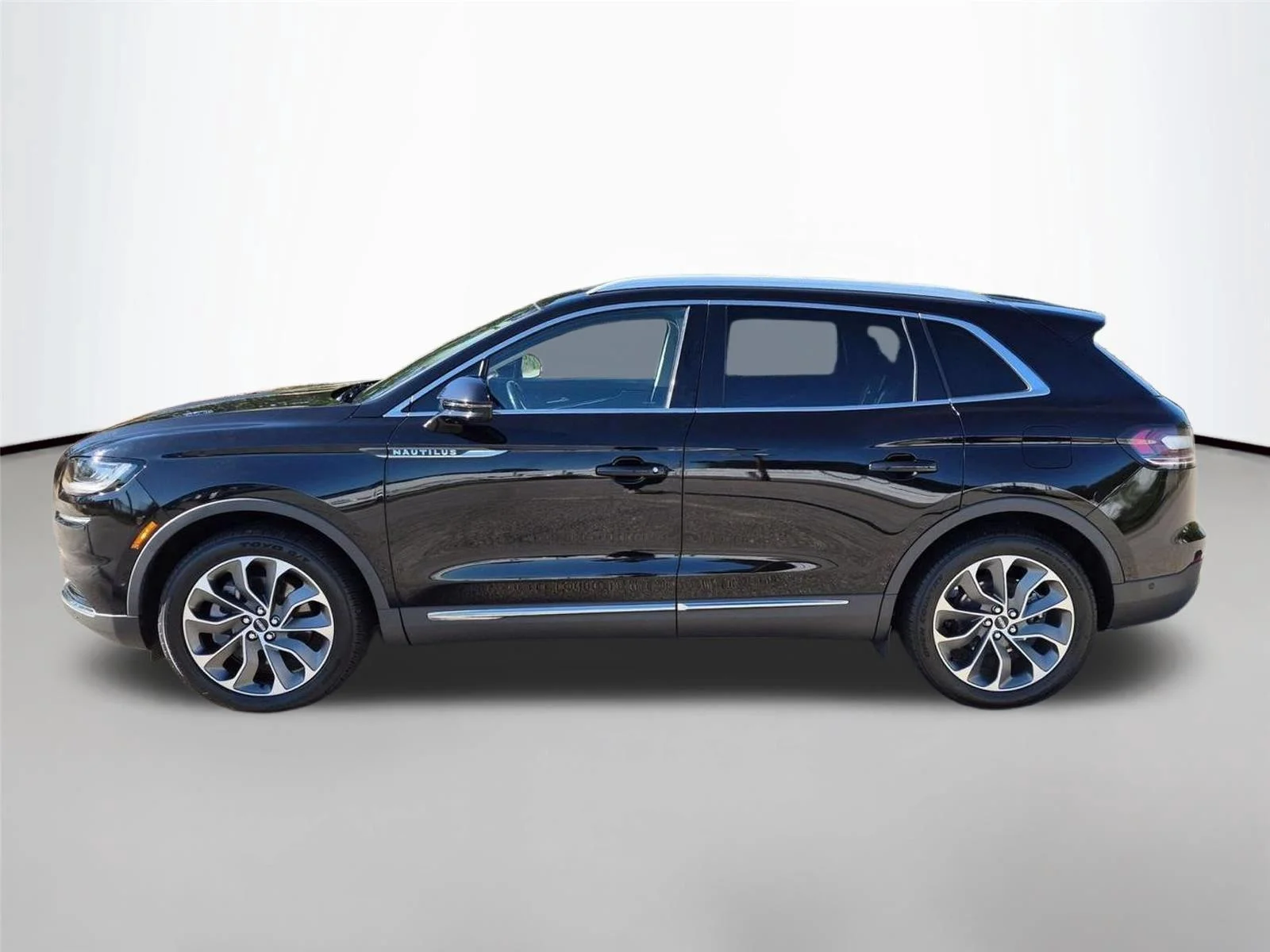 Used 2022 Infinite Black Metallic Clearcoat Lincoln Reserve image 2