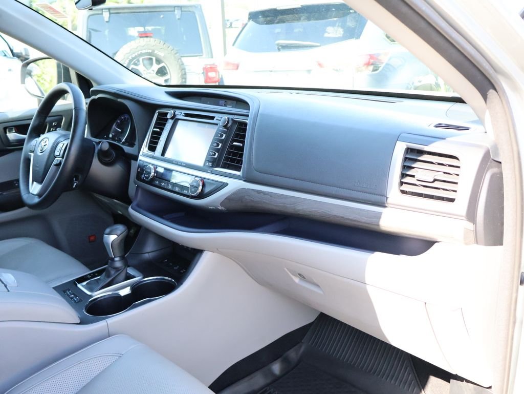 Used 2018 Silver Toyota Limited Platinum image 9
