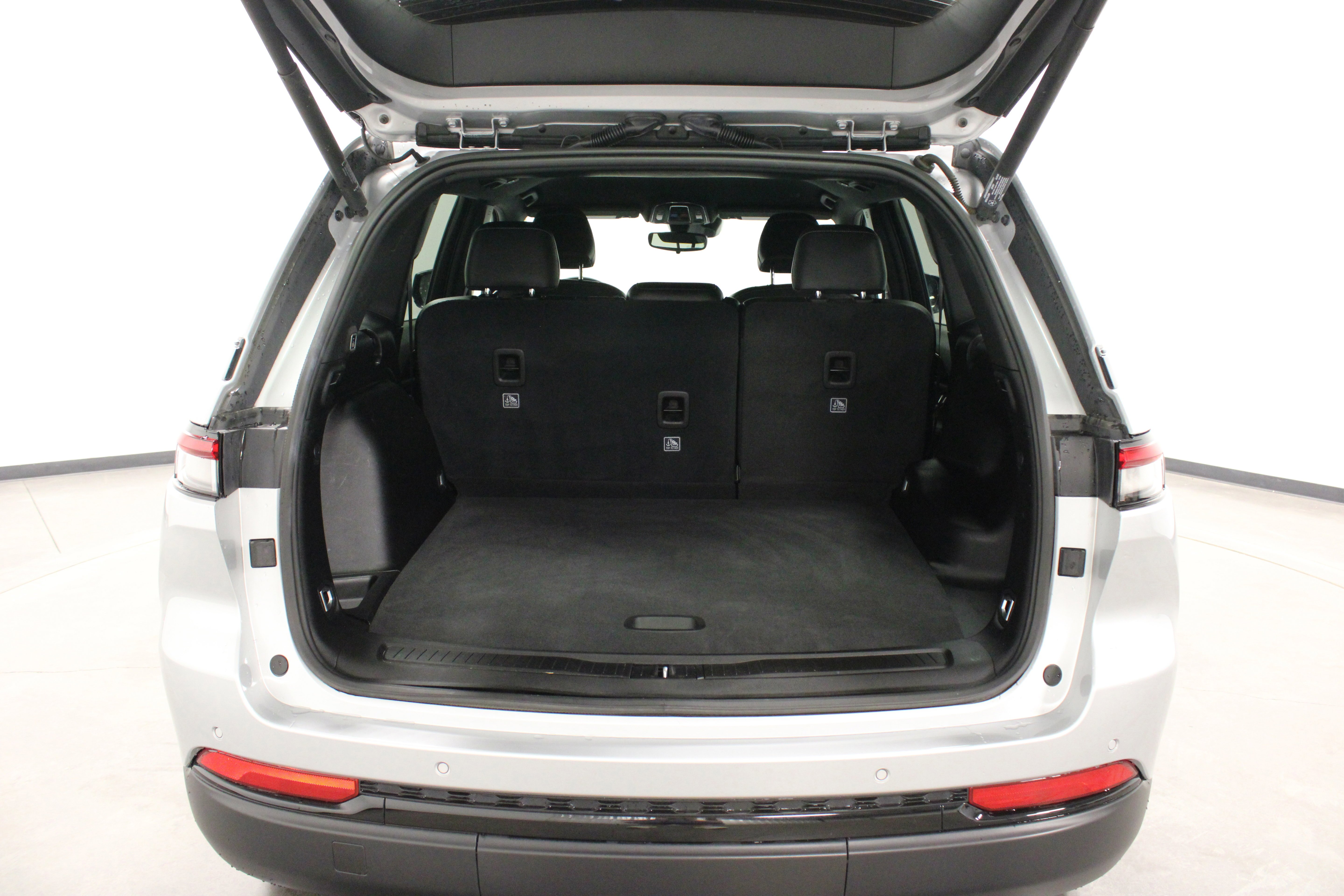 Used 2023 Silver Zynith Jeep Altitude X image 12