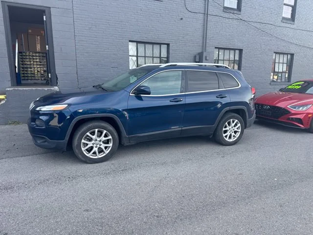 Used 2018 Blue Jeep Latitude image 2