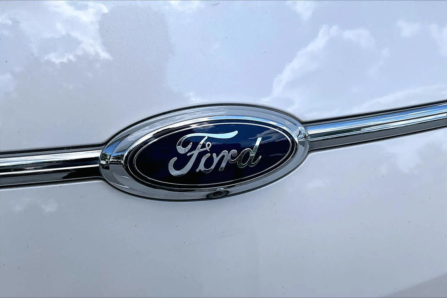 Used 2018 White Platinum Metallic Tri-Coat Ford SHO image 31