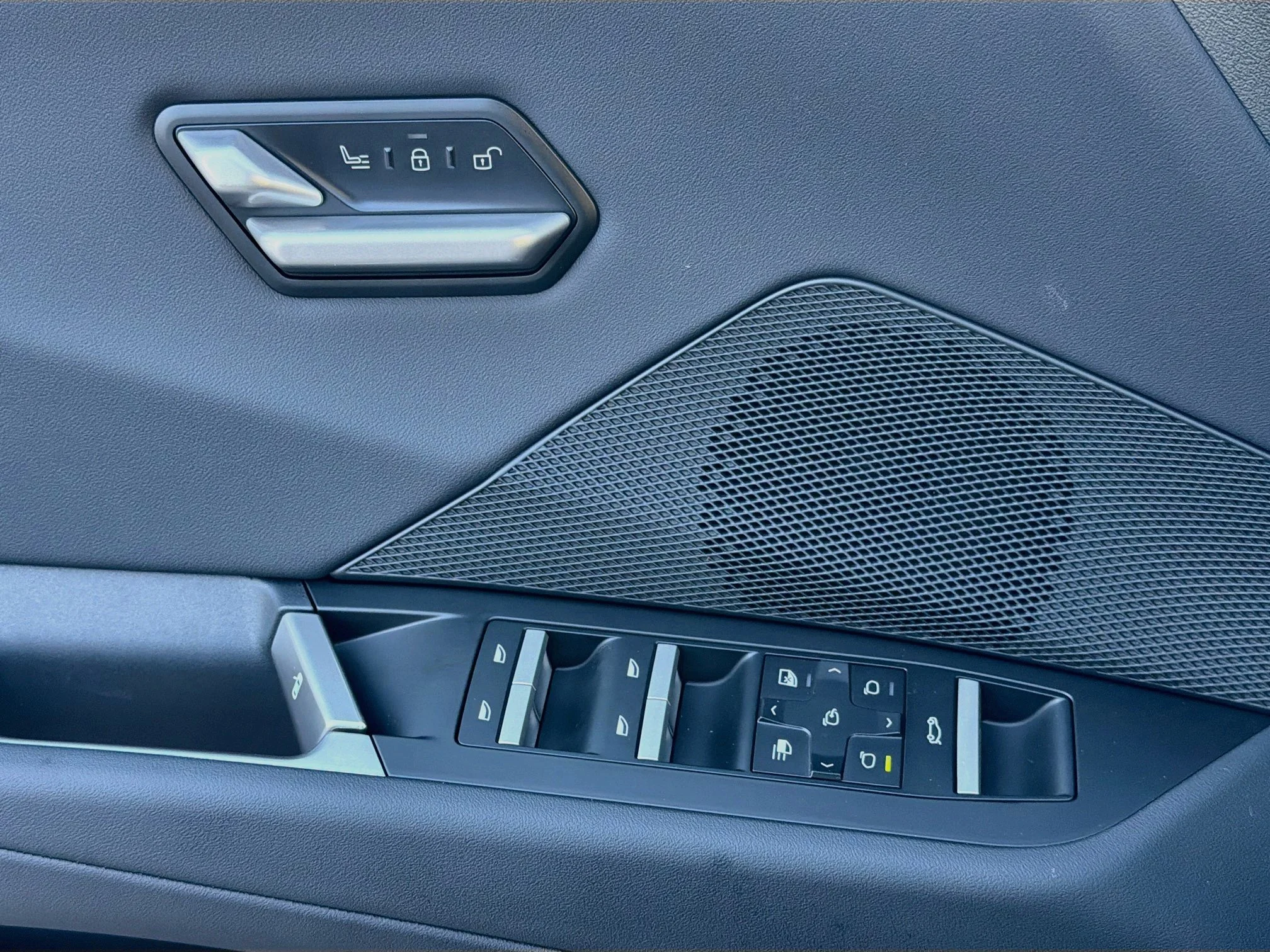 New 2027 Black Sapphire Metallic BMW 50 xDrive image 23