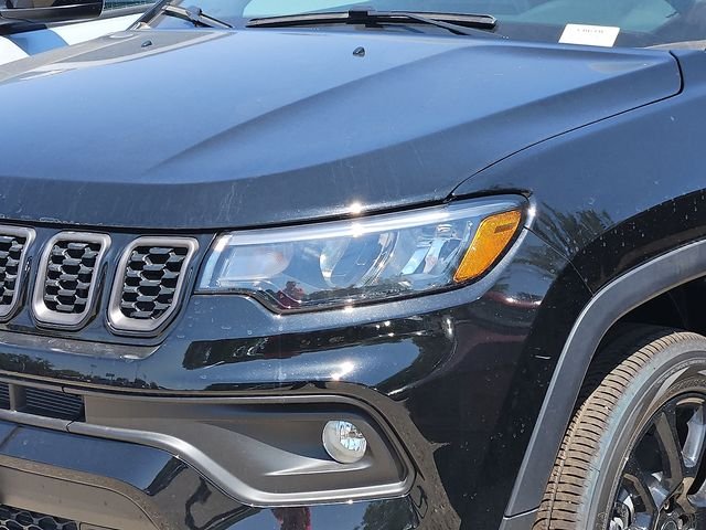 New 2026 Diamond Black Crystal Pearl-Coat Exterior Paint Jeep Latitude image 3