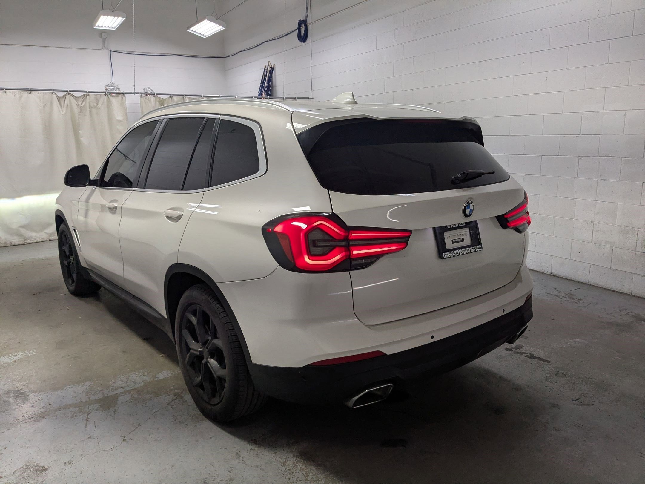 Used 2022 White Metallic BMW xDrive30i image 7