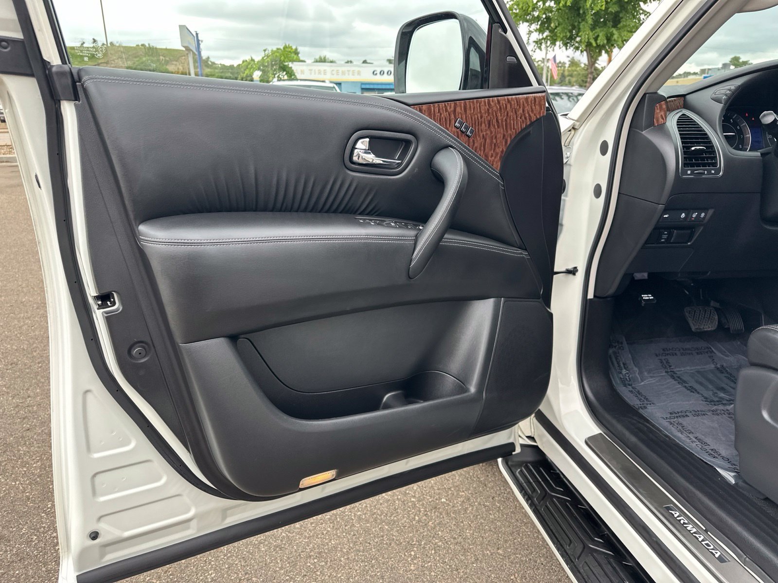 Used 2020 White Nissan Platinum image 17