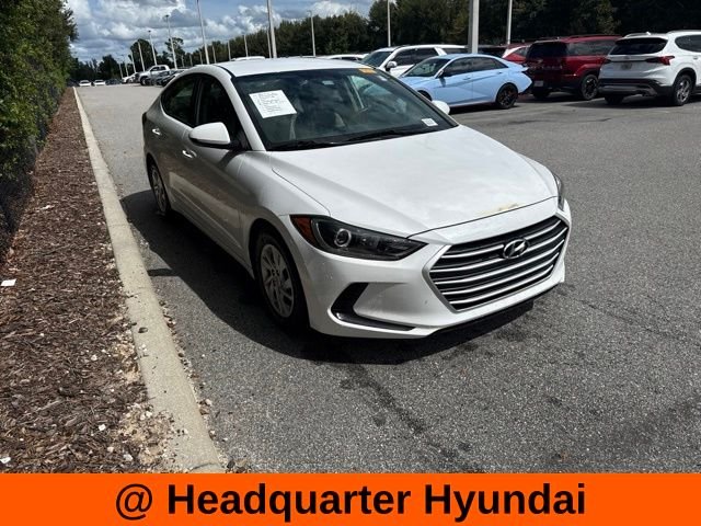 Used 2018 White Hyundai SE image 6