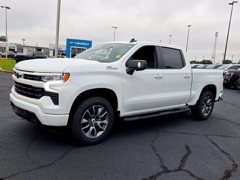 New 2026 Summit White Chevrolet RST image 27