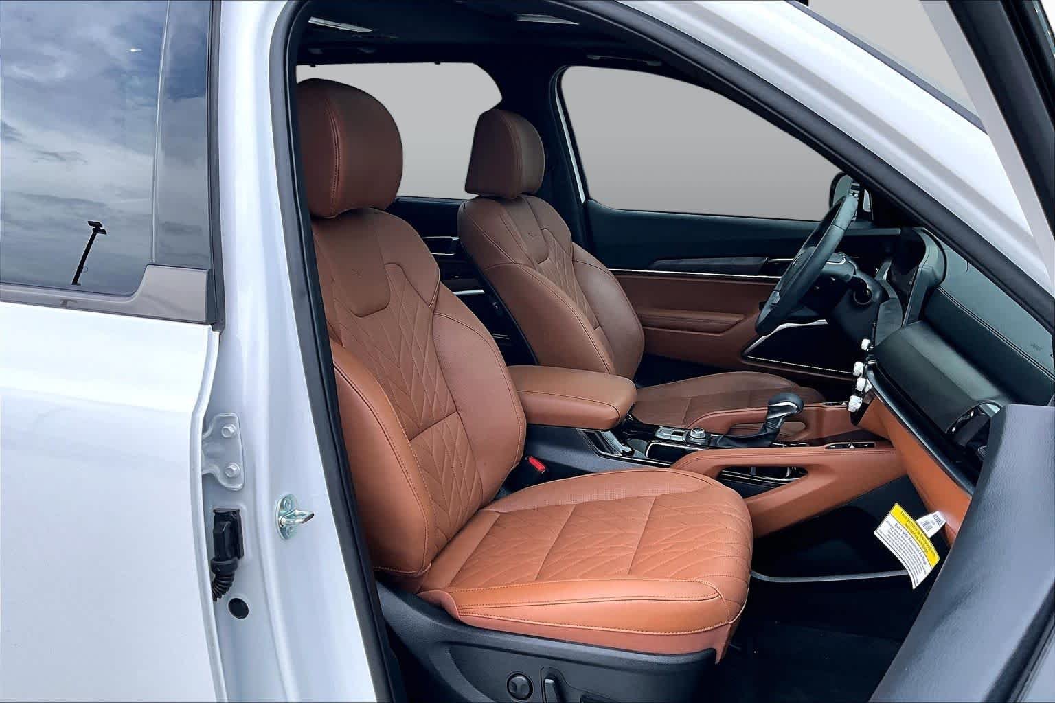 Used 2025 Glacial White Pearl Kia SX X-Line image 9