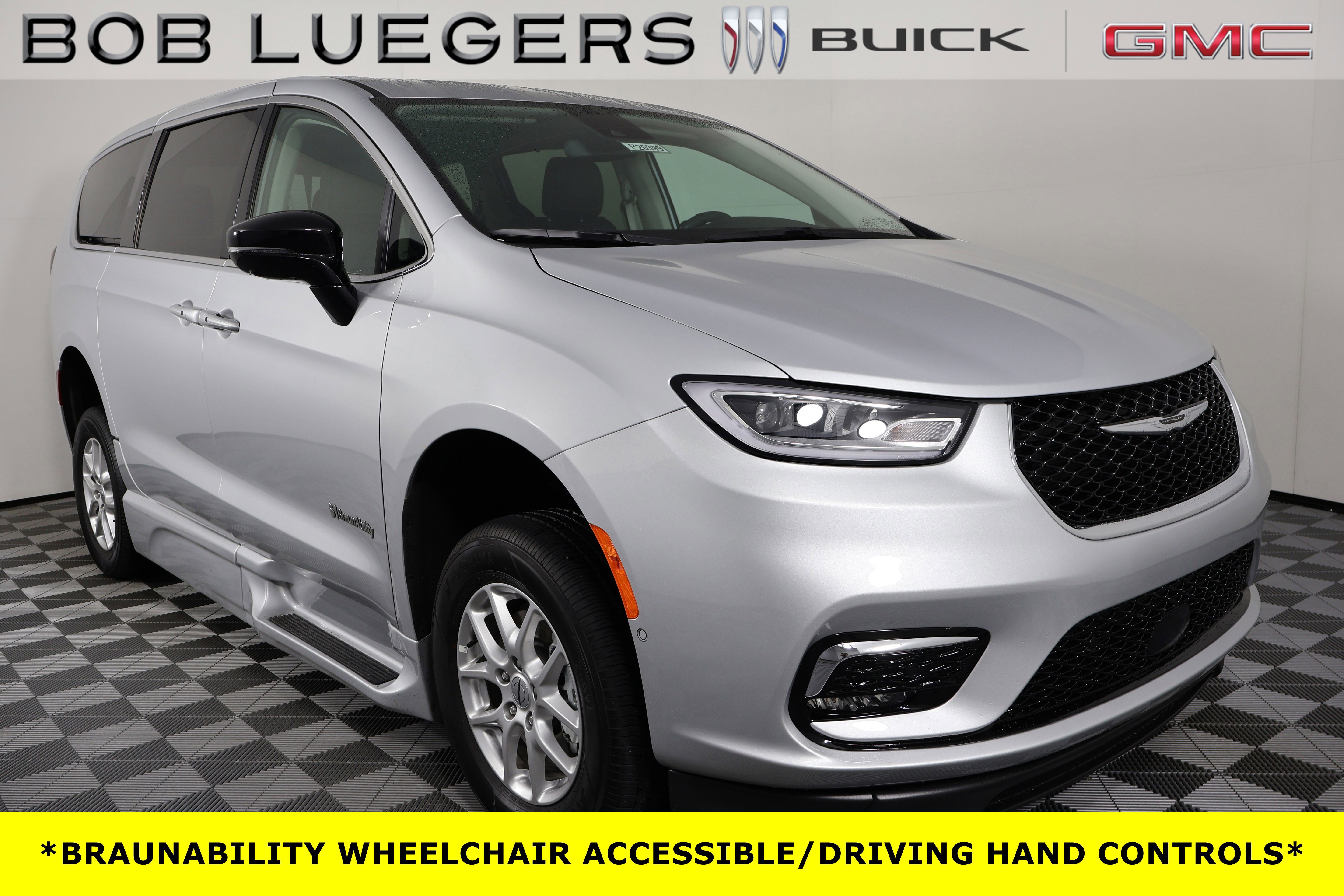 2024 Chrysler Pacifica Touring L's photo