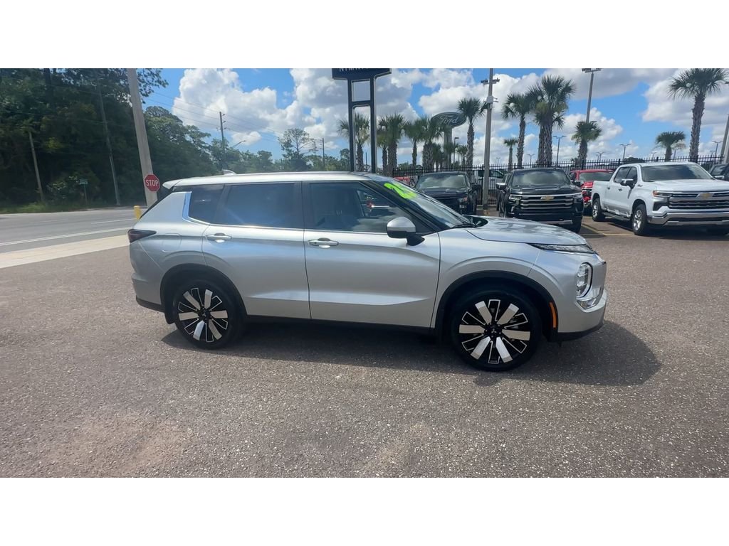 Used 2025 Silver Mitsubishi SE image 9