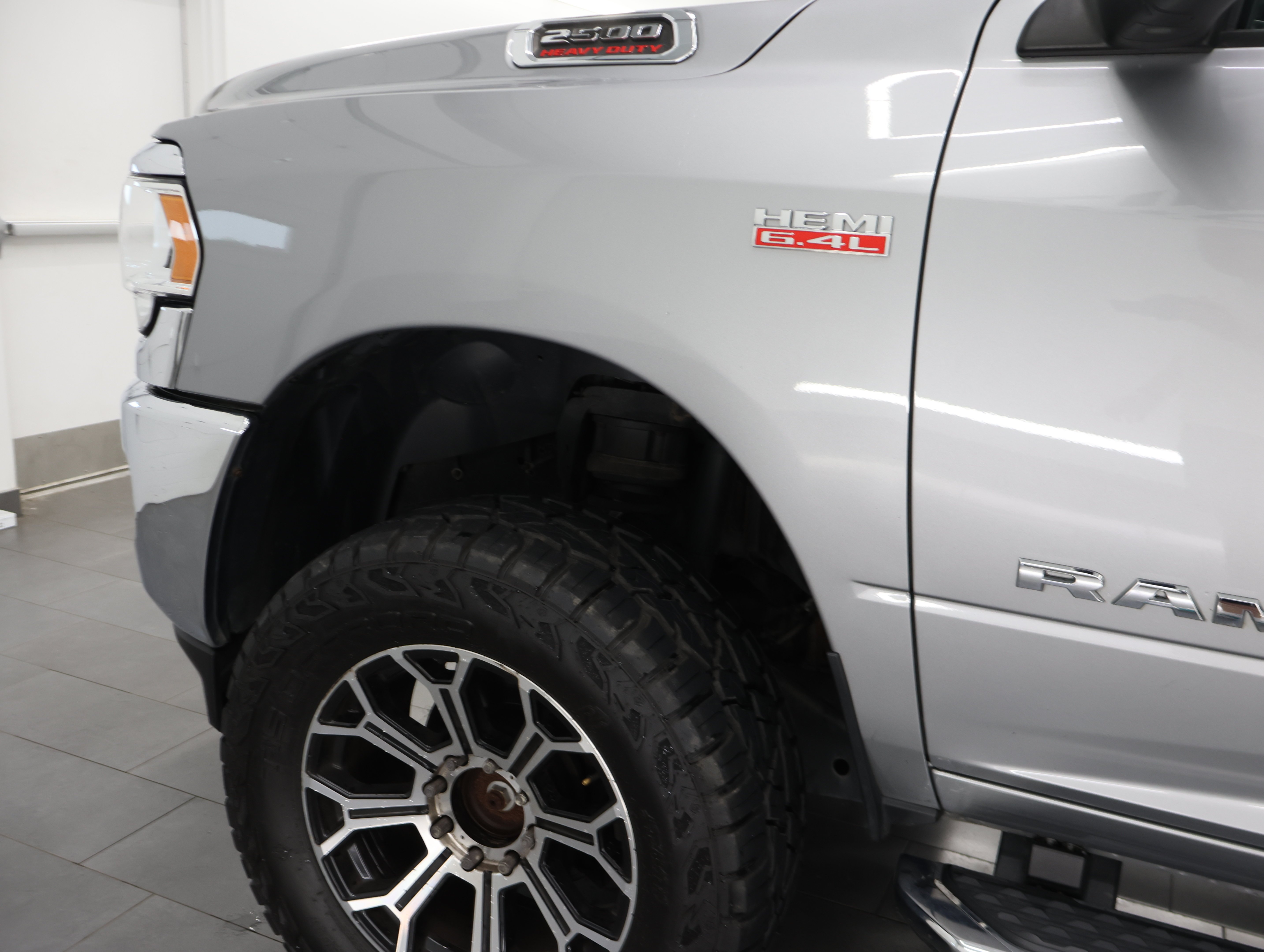 Used 2022 Billet Silver Metallic Clearcoat Ram 4x4 Crew Cab Tradesman: CREW-SHORT-TRADESMAN LVL 2-6.4L V8 HEMI-4WD-20 WHEELS image 32