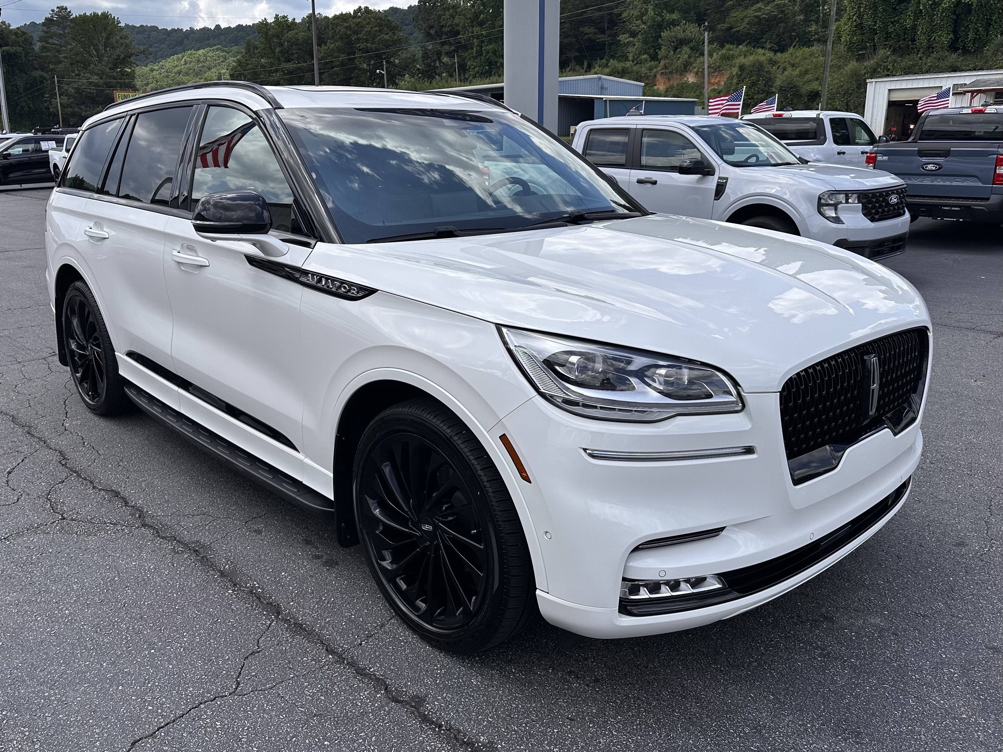 Used 2023 Pristine White Metallic Tri-Coat Lincoln Reserve image 4