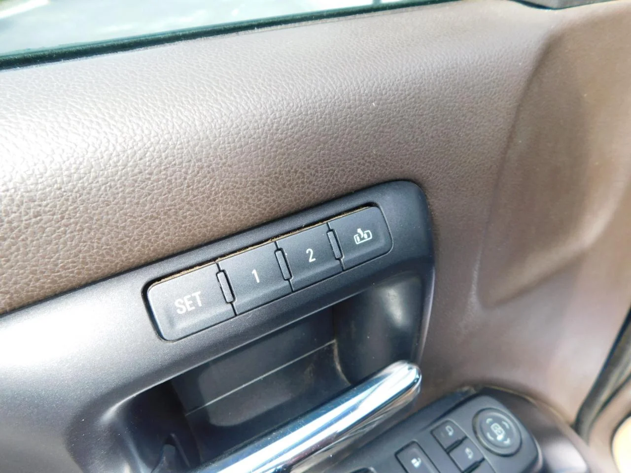 Used 2014 Black GMC 4WD Crew Cab 143.5 in SLT image 27
