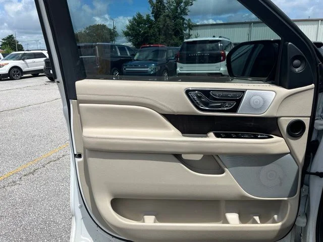 Used 2020 White Lincoln Reserve image 13