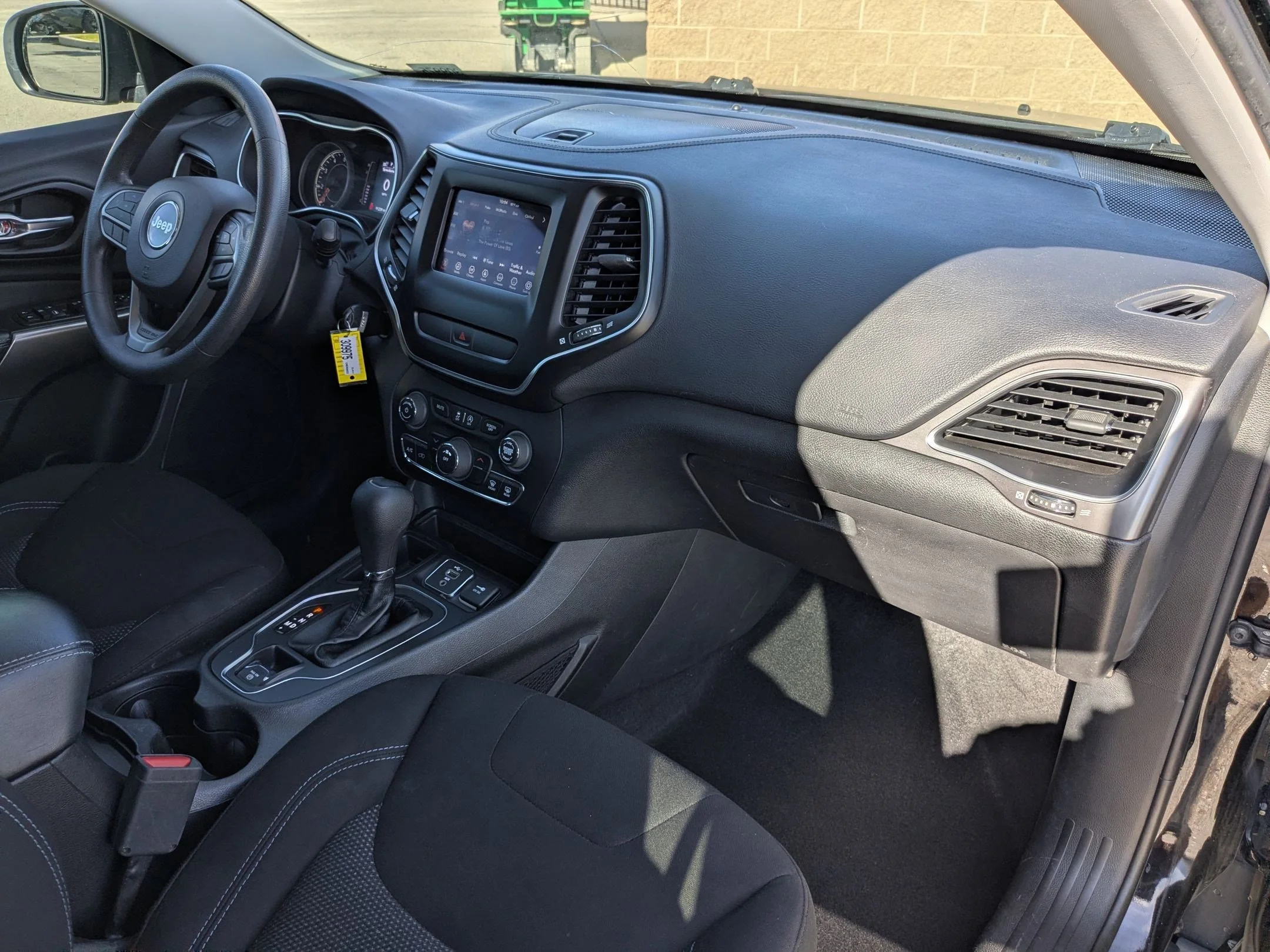 Used 2019 Diamond Black Crystal Pearlcoat Jeep Latitude image 27