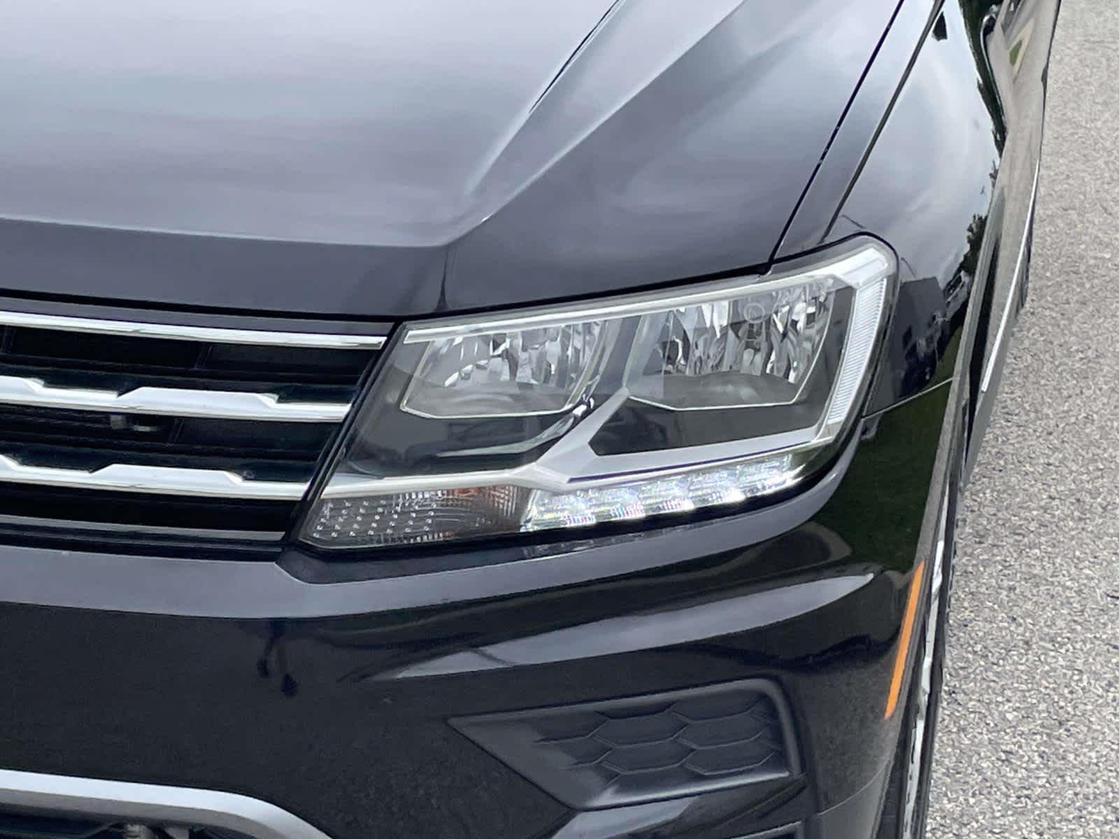 Used 2018 Deep Black Pearl Metallic Volkswagen SE image 13