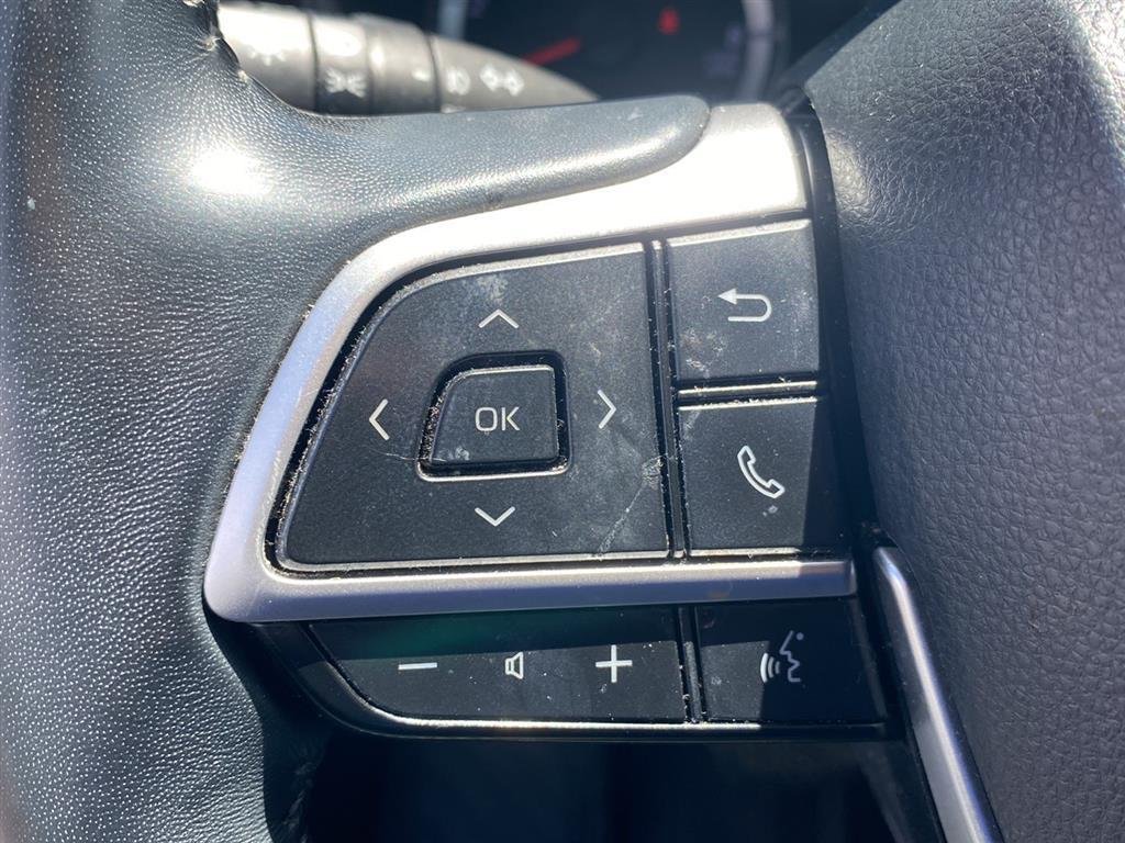 Used 2022 Wind Chill Pearl Toyota LE image 13