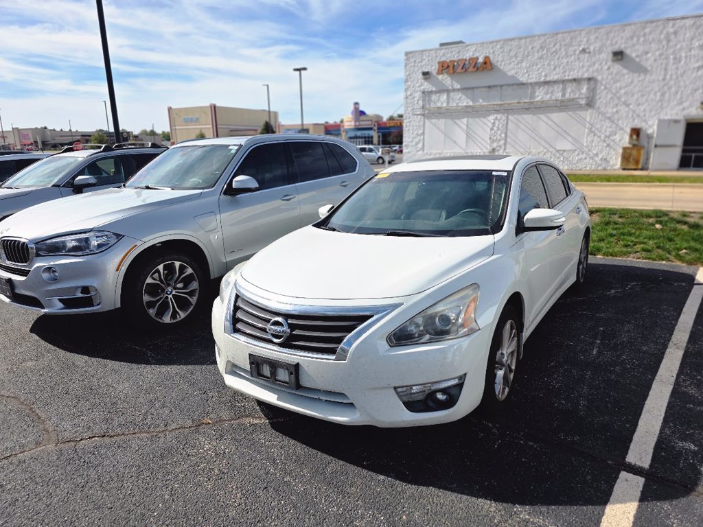 Used 2014 Pearl White Nissan 2.5 SL image 2