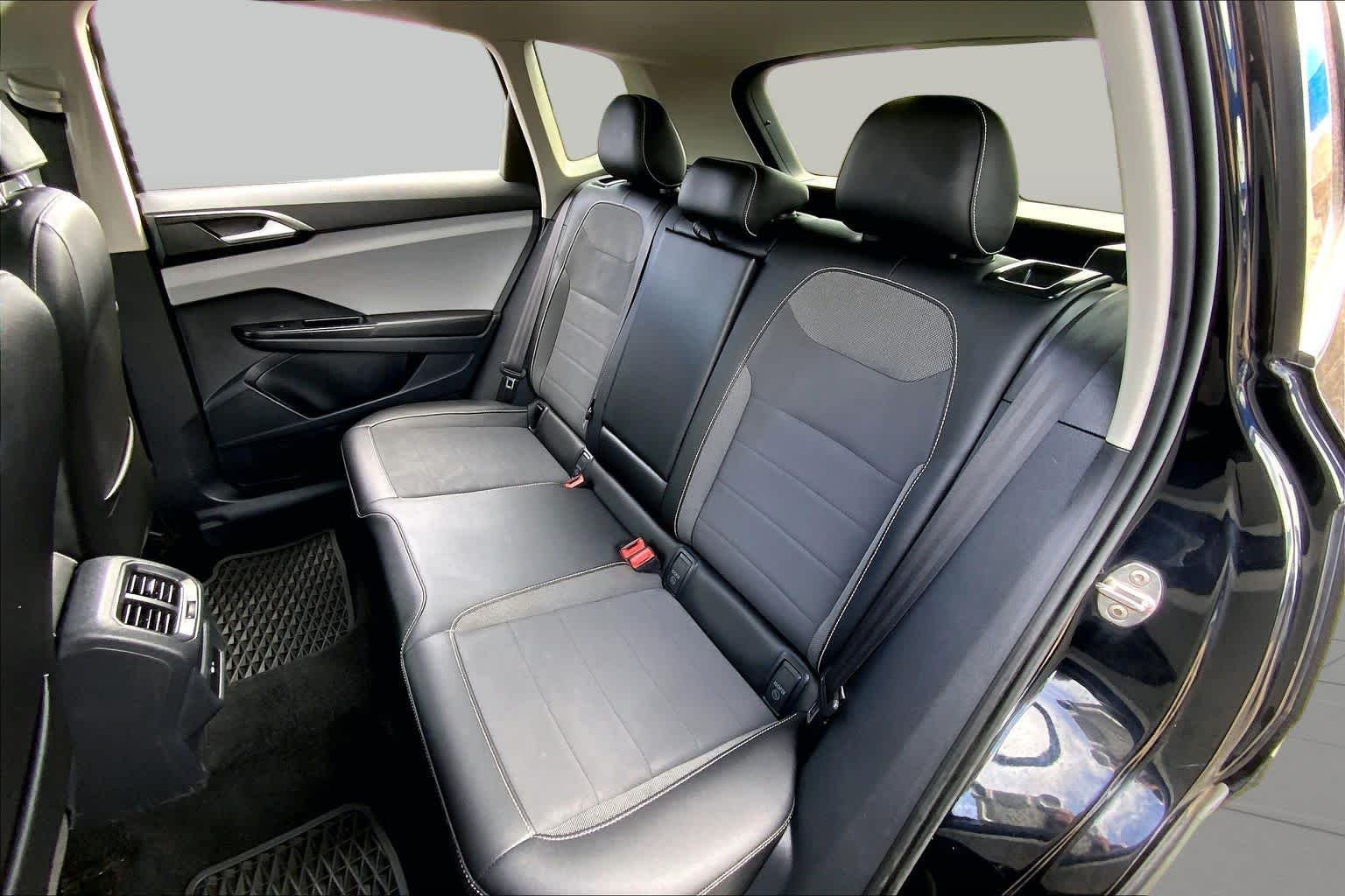Used 2022 Deep Black Pearl Volkswagen SE image 21