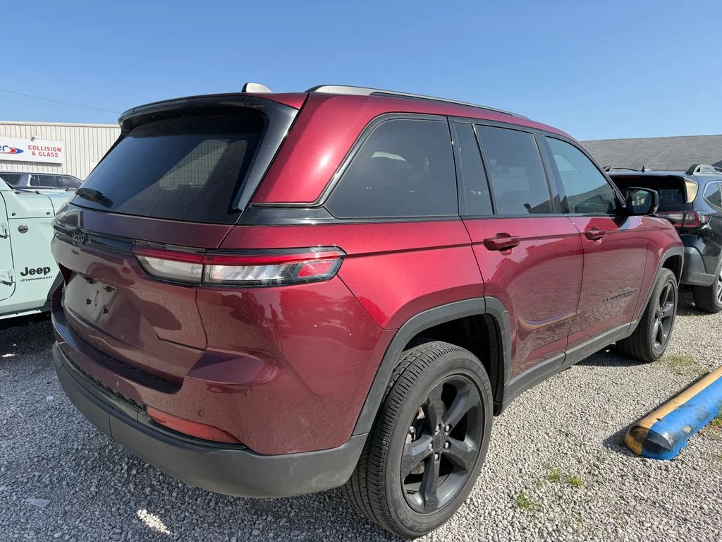 Used 2025 Red Jeep Altitude X image 7