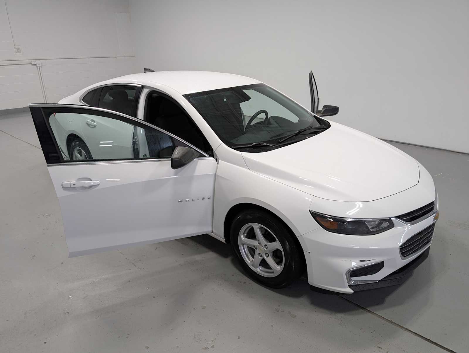 Used 2018 Summit White Chevrolet LS image 16