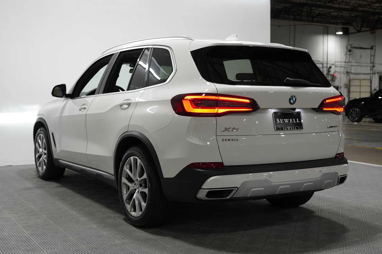 Certified Used 2022 Alpine White BMW xDrive40i image 6
